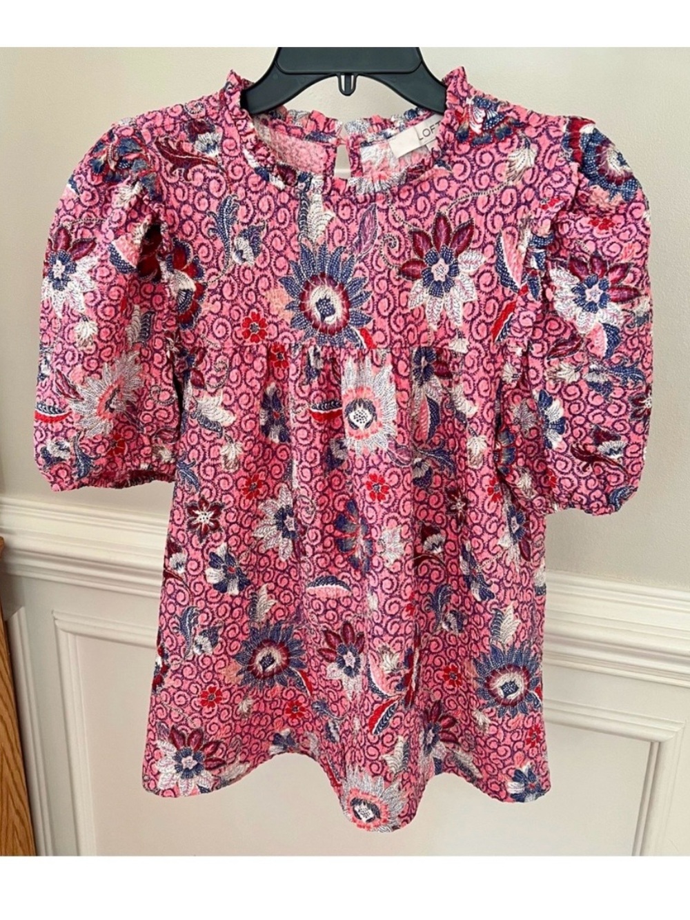Ann Taylor LOFT Strawberry Pink Ruffled Puff Sleeve Floral Blouse. - Picture 4 of 11